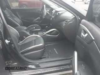 2015 Hyundai Veloster Turbo z VIN KMHTC6AE4FU226430, wystawiony jako IAAI lot #43443497 z przebiegiem 125 901 mil mil oraz . Historia ofert i sprzedaży dostępna na DreamBid. Obrazek 5.