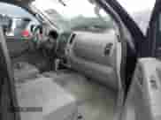 2014 Nissan Frontier Desert Runner z VIN 1N6AD0ER0EN719742, wystawiony jako IAAI lot #42202608 z przebiegiem 126 796 mil mil oraz . Historia ofert i sprzedaży dostępna na DreamBid. Obrazek 5.