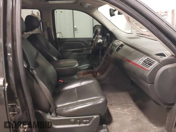 2010 Cadillac Escalade Premium z VIN 1GYUKCEF4AR201742, wystawiony jako IAAI lot #41378437 z przebiegiem 137 622 mil mil oraz . Historia ofert i sprzedaży dostępna na DreamBid. Obrazek 5.