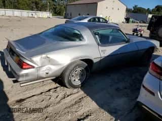 1980 Chevrolet Camaro z VIN 1P87HAN558030, wystawiony jako Copart lot #74739064 z przebiegiem 35 781 mil mil oraz Szkoda całkowita • Salvage title. Historia ofert i sprzedaży dostępna na DreamBid. Obrazek 3.