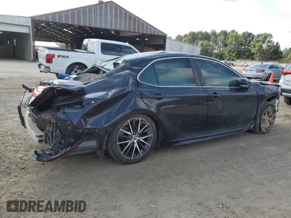2021 Toyota Camry SE z VIN 4T1S11AKXMU459476, wystawiony jako Copart lot #59846255 z przebiegiem Nie podano mil oraz Szkoda całkowita • Salvage title. Historia ofert i sprzedaży dostępna na DreamBid. Obrazek 3.