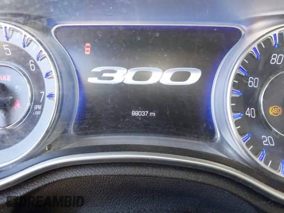 2022 Chrysler 300 Touring z VIN 2C3CCAAG0NH170856, wystawiony jako IAAI lot #42827196 z przebiegiem 88 037 mil mil oraz . Historia ofert i sprzedaży dostępna na DreamBid. Obrazek 7.