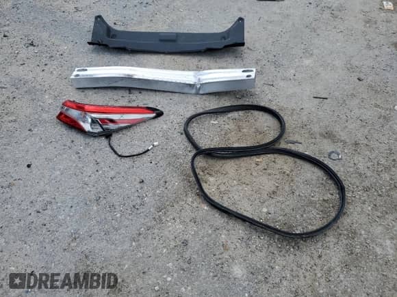 2019 Toyota Camry LE с VIN 4T1B11HK7KU772276, выставлен на аукционе Copart как лот 85113915 с пробегом 85 306 миль миль и Списание • Salvage title. История ставок и продаж доступна на DreamBid. Изображение 12.