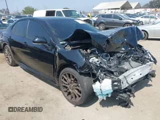 2023 Toyota Camry SE z VIN 4T1T11AK8PU142076, wystawiony jako IAAI lot #42455371 z przebiegiem 48 856 mil mil oraz . Historia ofert i sprzedaży dostępna na DreamBid. Obrazek 1.