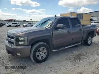 2007 Chevrolet Silverado 1500 LTZ z VIN 2GCEK13M671698147, wystawiony jako Copart lot #69831425 z przebiegiem 384 753 mil mil oraz Szkoda całkowita • Salvage title. Historia ofert i sprzedaży dostępna na DreamBid. Obrazek 1.