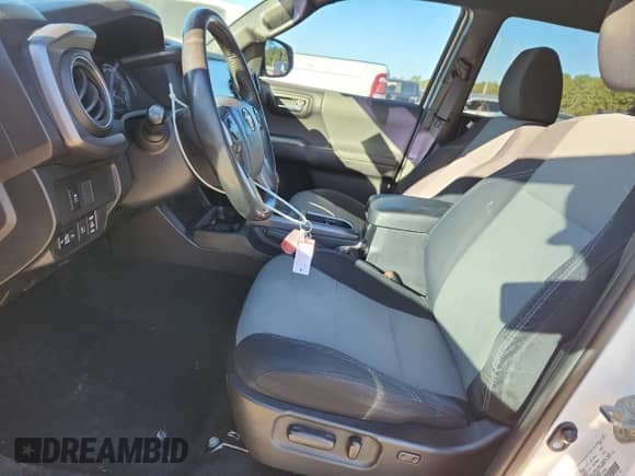 2020 Toyota Tacoma SR5 z VIN 3TMCZ5AN4LM294482, wystawiony jako Copart lot #90620945 z przebiegiem 135 293 mil mil oraz Szkoda całkowita • Salvage title. Historia ofert i sprzedaży dostępna na DreamBid. Obrazek 7.