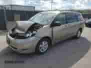 2010 Toyota Sienna CE z VIN 5TDKK4CC5AS336015, wystawiony jako Copart lot #87038765 z przebiegiem 241 385 mil mil oraz Szkoda całkowita • Salvage title. Historia ofert i sprzedaży dostępna na DreamBid. Obrazek 1.