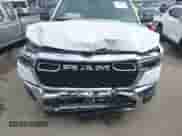 2025 Ram 1500 Big Horn z VIN 1C6RREFG1SN504598, wystawiony jako IAAI lot #42380514 z przebiegiem 7 657 mil mil oraz . Historia ofert i sprzedaży dostępna na DreamBid. Obrazek 6.