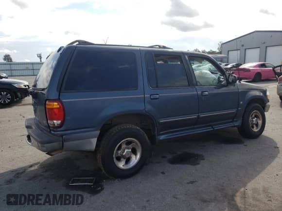 1998 Ford Explorer XLT с VIN 1FMZU32P3WZB05199, выставлен на аукционе Copart как лот 79951194 с пробегом 209 673 миль миль и Списание • Salvage title. История ставок и продаж доступна на DreamBid. Изображение 3.