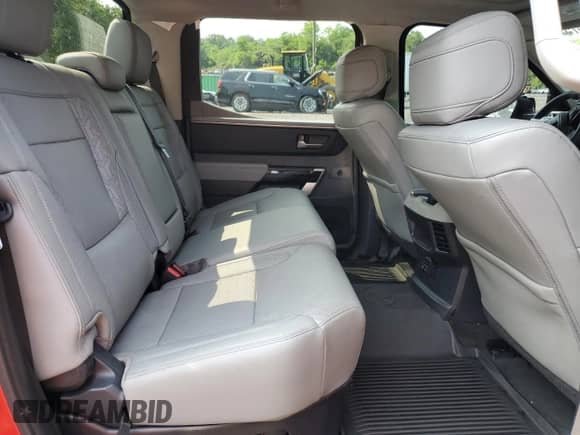 2023 Toyota Tundra Limited Hybrid z VIN 5TFJC5DB5PX037745, wystawiony jako Copart lot #60776575 z przebiegiem 40 863 mil mil oraz Czysty tytuł • Clean title. Historia ofert i sprzedaży dostępna na DreamBid. Obrazek 10.