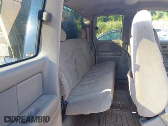 2000 GMC Sierra 1500 SLE z VIN 2GTEC19T5Y1349784, wystawiony jako IAAI lot #42638616 z przebiegiem 156 239 mil mil oraz . Historia ofert i sprzedaży dostępna na DreamBid. Obrazek 8.