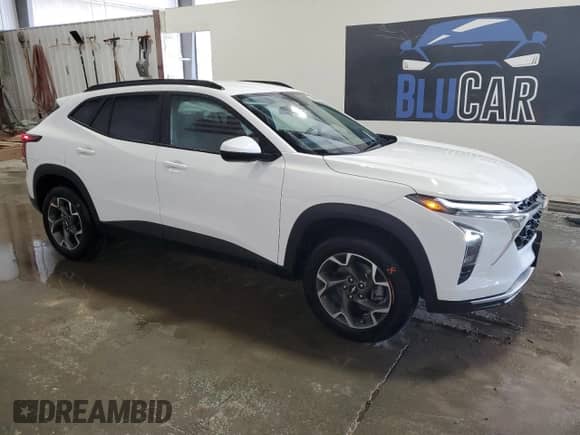 2025 Chevrolet Trax LT with VIN KL77LHEP8SC154030, listed as a Copart auction lot 68322325 with 9,338 mi miles and Clean title. Bid and sale history available at DreamBid. Image 4.