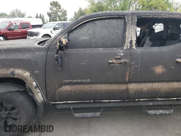 2022 Toyota Tacoma SR5 z VIN 3TMDZ5BNXNM132524, wystawiony jako Copart lot #71270775 z przebiegiem Nie podano mil oraz Szkoda całkowita • Salvage title. Historia ofert i sprzedaży dostępna na DreamBid. Obrazek 7.