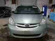 2010 Toyota Sienna CE z VIN 5TDKK4CC4AS315740, wystawiony jako Copart lot #82469755 z przebiegiem 256 689 mil mil oraz Czysty tytuł • Clean title. Historia ofert i sprzedaży dostępna na DreamBid. Obrazek 5.