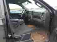 2021 Chevrolet Silverado 1500 Custom z VIN 3GCPYBEK5MG240336, wystawiony jako IAAI lot #41526759 z przebiegiem 102 995 mil mil oraz . Historia ofert i sprzedaży dostępna na DreamBid. Obrazek 5.