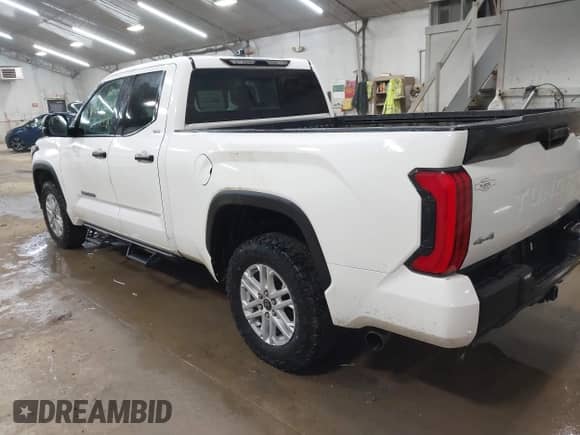 2023 Toyota Tundra SR5 z VIN 5TFLA5DAXPX063554, wystawiony jako IAAI lot #41943423 z przebiegiem 82 823 mil mil oraz . Historia ofert i sprzedaży dostępna na DreamBid. Obrazek 3.