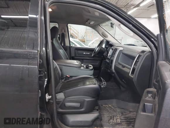 2013 Ram 1500 Express z VIN 1C6RR7KT7DS514555, wystawiony jako IAAI lot #42384397 z przebiegiem 176 677 mil mil oraz . Historia ofert i sprzedaży dostępna na DreamBid. Obrazek 5.