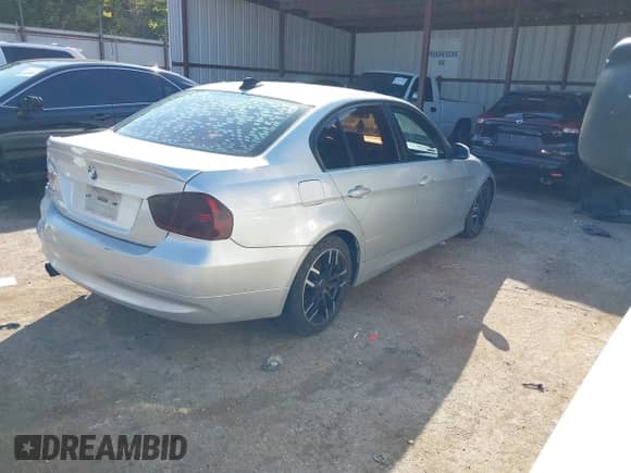 2007 BMW 3 Series 328i z VIN WBAVC53527FZ75041, wystawiony jako IAAI lot #43240788 z przebiegiem 165 460 mil mil oraz . Historia ofert i sprzedaży dostępna na DreamBid. Obrazek 4.