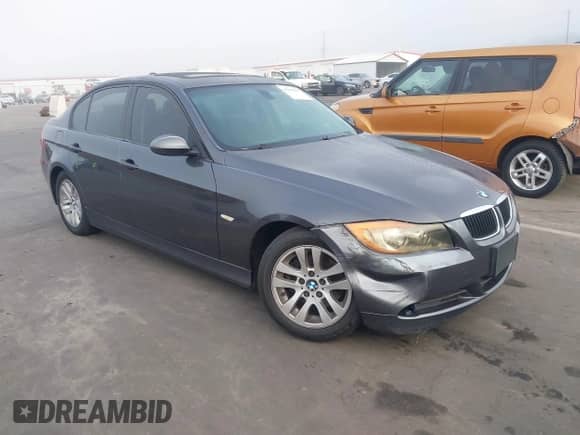 2007 BMW 3 Series 328i z VIN WBAVC53507FZ74485, wystawiony jako IAAI lot #43292107 z przebiegiem 176 945 mil mil oraz . Historia ofert i sprzedaży dostępna na DreamBid. Obrazek 1.
