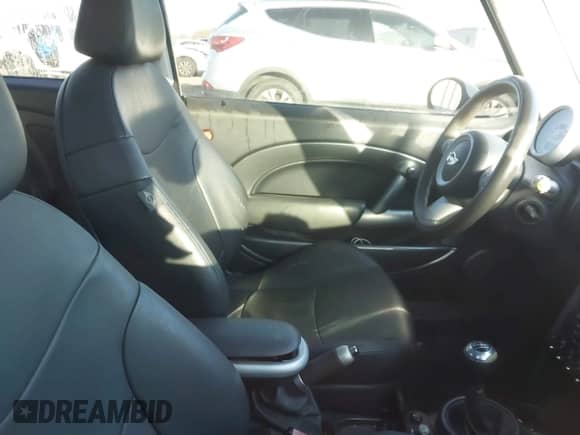 2005 MINI Hardtop z VIN WMWRC33525TK61432, wystawiony jako IAAI lot #43381004 z przebiegiem 141 379 mil mil oraz . Historia ofert i sprzedaży dostępna na DreamBid. Obrazek 5.