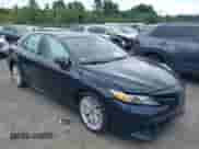 2020 Toyota Camry Hybrid XLE z VIN 4T1F31AK7LU521801, wystawiony jako IAAI lot #42707425 z przebiegiem 66 573 mil mil oraz . Historia ofert i sprzedaży dostępna na DreamBid. Obrazek 1.