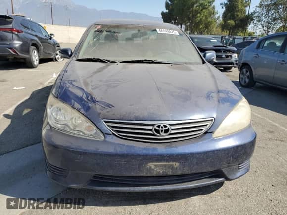 2005 Toyota Camry XLE z VIN 4T1BF30K75U105429, wystawiony jako Copart lot #66518075 z przebiegiem 425 788 mil mil oraz Szkoda całkowita • Salvage title. Historia ofert i sprzedaży dostępna na DreamBid. Obrazek 5.