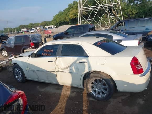 2006 Chrysler 300 C with VIN 2C3LA63H66H258031, listed as a IAAI auction lot 42981159 with 167,447 mi miles and . Bid and sale history available at DreamBid. Image 14.