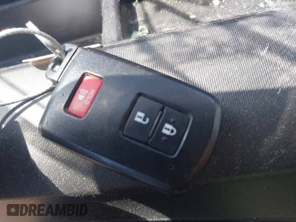 2015 Toyota Prius One z VIN JTDKDTB30F1095149, wystawiony jako IAAI lot #42846245 z przebiegiem 80 862 mil mil oraz . Historia ofert i sprzedaży dostępna na DreamBid. Obrazek 11.