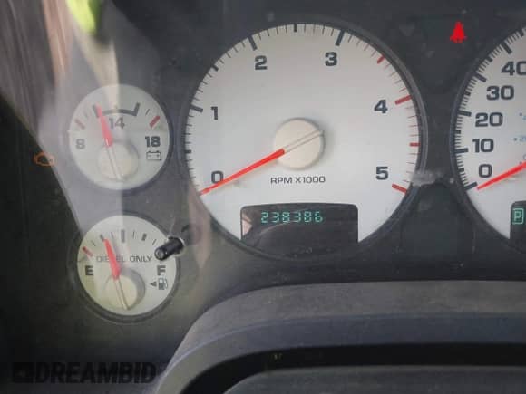 2005 Dodge 2500 SLT z VIN 3D7KS28C25G844501, wystawiony jako IAAI lot #42176860 z przebiegiem 238 386 mil mil oraz . Historia ofert i sprzedaży dostępna na DreamBid. Obrazek 15.