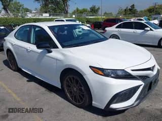 2023 Toyota Camry SE z VIN 4T1G11AK6PU129912, wystawiony jako IAAI lot #42527485 z przebiegiem 28 726 mil mil oraz . Historia ofert i sprzedaży dostępna na DreamBid. Obrazek 1.