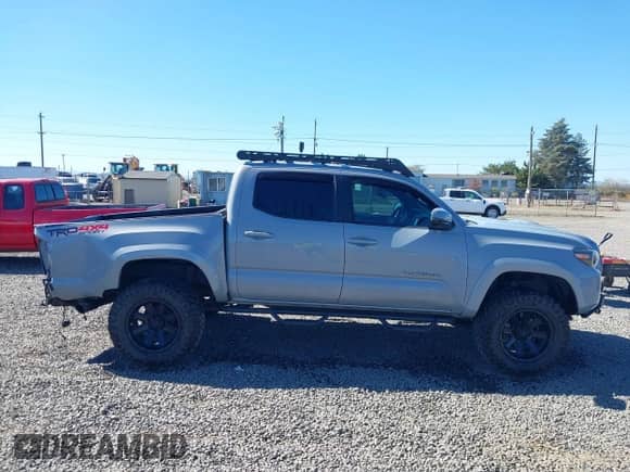 2019 Toyota Tacoma SR z VIN 5TFCZ5AN8KX193437, wystawiony jako IAAI lot #43278180 z przebiegiem 70 048 mil mil oraz . Historia ofert i sprzedaży dostępna na DreamBid. Obrazek 14.