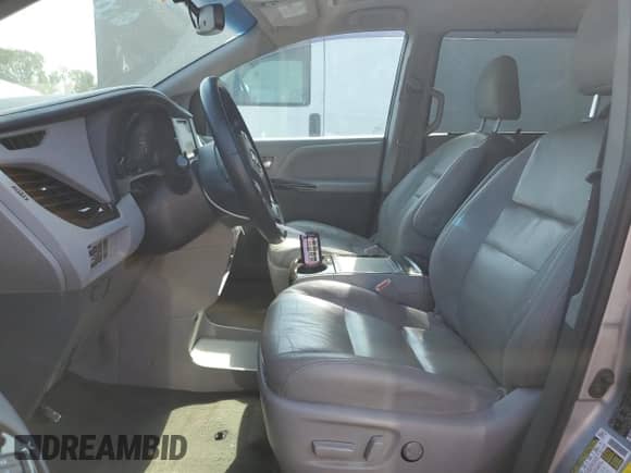 2015 Toyota Sienna XLE z VIN 5TDYK3DC1FS669886, wystawiony jako Copart lot #81678915 z przebiegiem 173 178 mil mil oraz Szkoda całkowita • Salvage title. Historia ofert i sprzedaży dostępna na DreamBid. Obrazek 7.