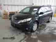 2017 Toyota Sienna XLE Auto Access Seat z VIN 5TDYZ3DCXHS812364, wystawiony jako IAAI lot #42902791 z przebiegiem 153 979 mil mil oraz . Historia ofert i sprzedaży dostępna na DreamBid. Obrazek 17.