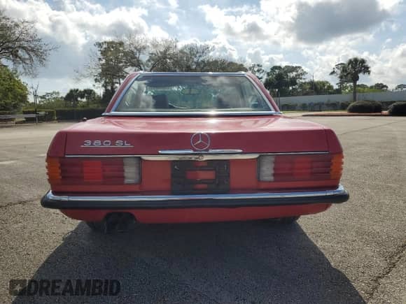 1985 Mercedes-Benz SL z VIN WDB1070421A025007, wystawiony jako Copart lot #45896865 z przebiegiem 104 247 mil mil oraz Czysty tytuł • Clean title. Historia ofert i sprzedaży dostępna na DreamBid. Obrazek 6.