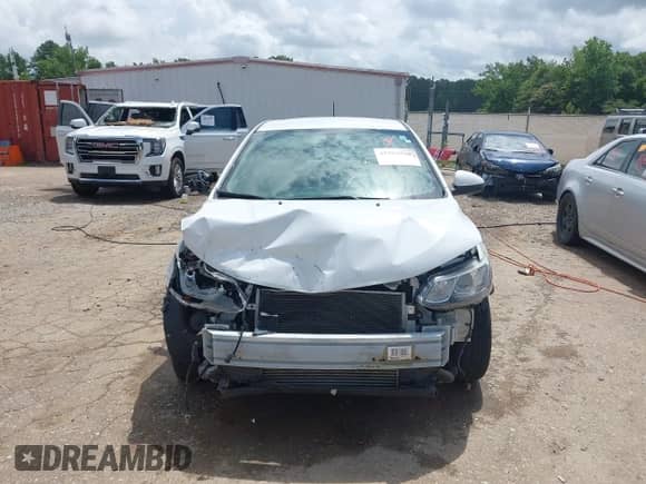 2018 Chevrolet Sonic Premier z VIN 1G1JF6SB6J4121932, wystawiony jako IAAI lot #42502568 z przebiegiem 93 055 mil mil oraz . Historia ofert i sprzedaży dostępna na DreamBid. Obrazek 13.