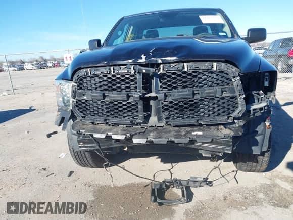 2019 Ram 1500 Express z VIN 1C6RR7FG7KS580923, wystawiony jako IAAI lot #41225273 z przebiegiem 107 210 mil mil oraz . Historia ofert i sprzedaży dostępna na DreamBid. Obrazek 6.