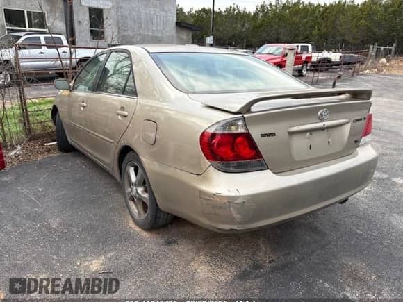 2005 Toyota Camry SE with VIN 4T1BA32K05U074598, listed as a IAAI auction lot 41646733 with 119,170 mi miles and . Bid and sale history available at DreamBid. Image 3.