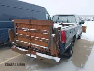 1989 Chevrolet Silverado 2500 z VIN 1GCFK24K7KE257366, wystawiony jako IAAI lot #41518146 z przebiegiem 862 155 mil mil oraz . Historia ofert i sprzedaży dostępna na DreamBid. Obrazek 4.