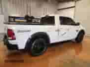 2019 Ram 1500 Warlock z VIN 1C6RR7GG1KS717725, wystawiony jako Copart lot #62719215 z przebiegiem 104 722 mil mil oraz Czysty tytuł • Clean title. Historia ofert i sprzedaży dostępna na DreamBid. Obrazek 3.