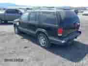 1996 Chevrolet Blazer z VIN 1GNDT13W5T2308389, wystawiony jako IAAI lot #40616254 z przebiegiem 181 707 mil mil oraz . Historia ofert i sprzedaży dostępna na DreamBid. Obrazek 3.