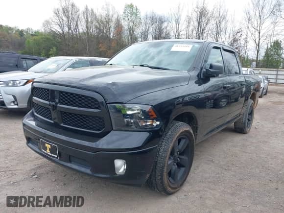 2018 Ram 1500 Big Horn z VIN 1C6RR7LG7JS255577, wystawiony jako IAAI lot #41931201 z przebiegiem 95 671 mil mil oraz . Historia ofert i sprzedaży dostępna na DreamBid. Obrazek 2.