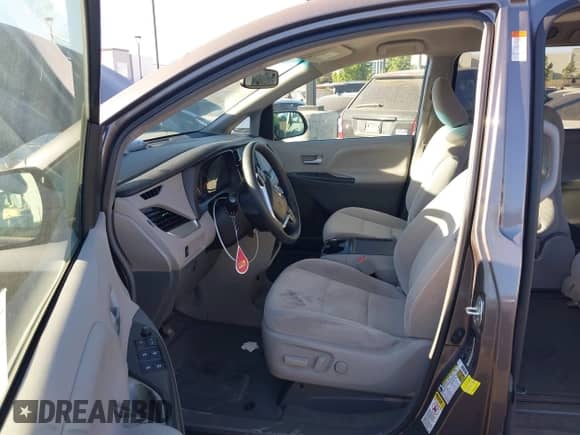 2017 Toyota Sienna LE Auto Access Seat z VIN 5TDKZ3DC8HS841108, wystawiony jako IAAI lot #42794957 z przebiegiem 106 466 mil mil oraz . Historia ofert i sprzedaży dostępna na DreamBid. Obrazek 5.