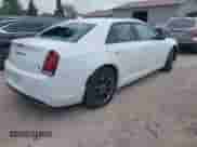 2015 Chrysler 300 S с VIN 2C3CCAGG1FH892300, выставлен на аукционе IAAI как лот 42277909 с пробегом 102 538 миль миль и . История ставок и продаж доступна на DreamBid. Изображение 4.