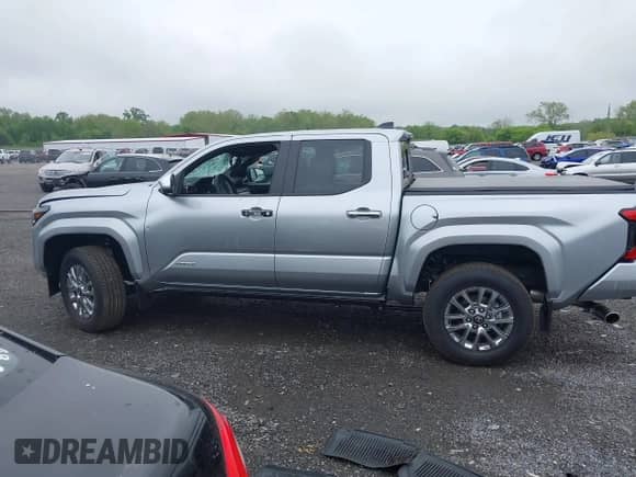 2024 Toyota Tacoma SR5 z VIN 3TMLB5JN3RM061237, wystawiony jako IAAI lot #42166090 z przebiegiem 178 mil mil oraz . Historia ofert i sprzedaży dostępna na DreamBid. Obrazek 15.