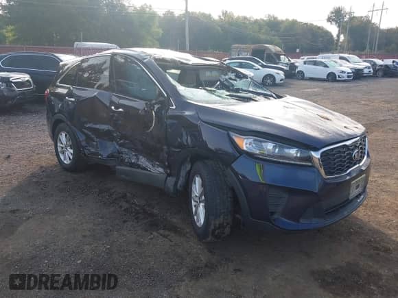 2020 Kia Sorento LX z VIN 5XYPG4A30LG677641, wystawiony jako IAAI lot #43162265 z przebiegiem 43 170 mil mil oraz . Historia ofert i sprzedaży dostępna na DreamBid. Obrazek 1.