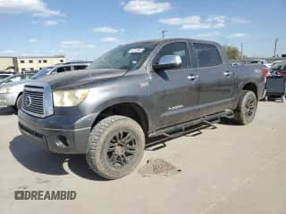 2012 Toyota Tundra Limited z VIN 5TFFY5F13CX121259, wystawiony jako Copart lot #49718945 z przebiegiem 237 659 mil mil oraz Czysty tytuł • Clean title. Historia ofert i sprzedaży dostępna na DreamBid. Obrazek 1.
