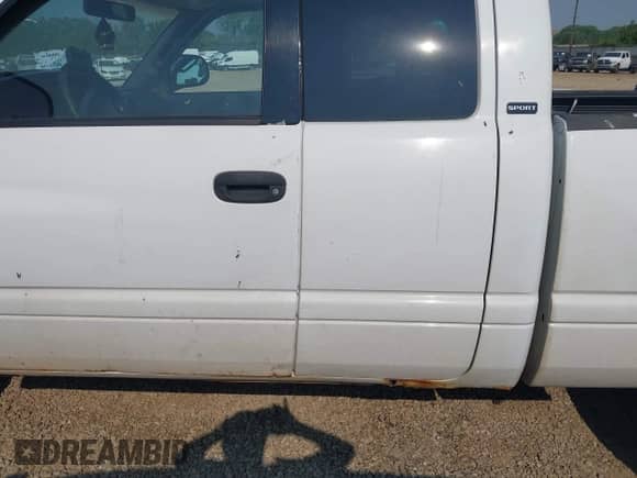 2001 Dodge 1500 z VIN 1B7HF13Y71J566869, wystawiony jako IAAI lot #42419725 z przebiegiem 160 250 mil mil oraz . Historia ofert i sprzedaży dostępna na DreamBid. Obrazek 14.