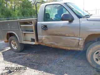 2006 Chevrolet Silverado 2500HD Work Truck z VIN 1GBHC24U46E251901, wystawiony jako IAAI lot #43320114 z przebiegiem 177 700 mil mil oraz . Historia ofert i sprzedaży dostępna na DreamBid. Obrazek 6.