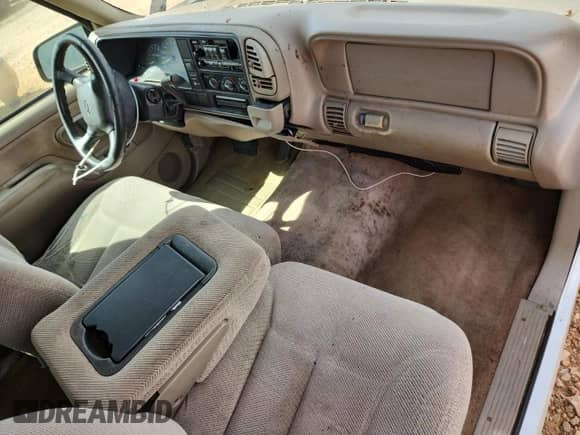 1998 Chevrolet Silverado 1500 z VIN 1GCEC19R3WR111344, wystawiony jako Copart lot #70771365 z przebiegiem 215 634 mil mil oraz Szkoda całkowita • Salvage title. Historia ofert i sprzedaży dostępna na DreamBid. Obrazek 8.