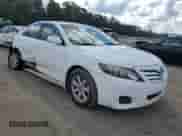 2010 Toyota Camry LE с VIN 4T4BF3EKXAR040410, выставлен на аукционе Copart как лот 84576005 с пробегом 157 072 миль миль и Списание • Salvage title. История ставок и продаж доступна на DreamBid. Изображение 4.